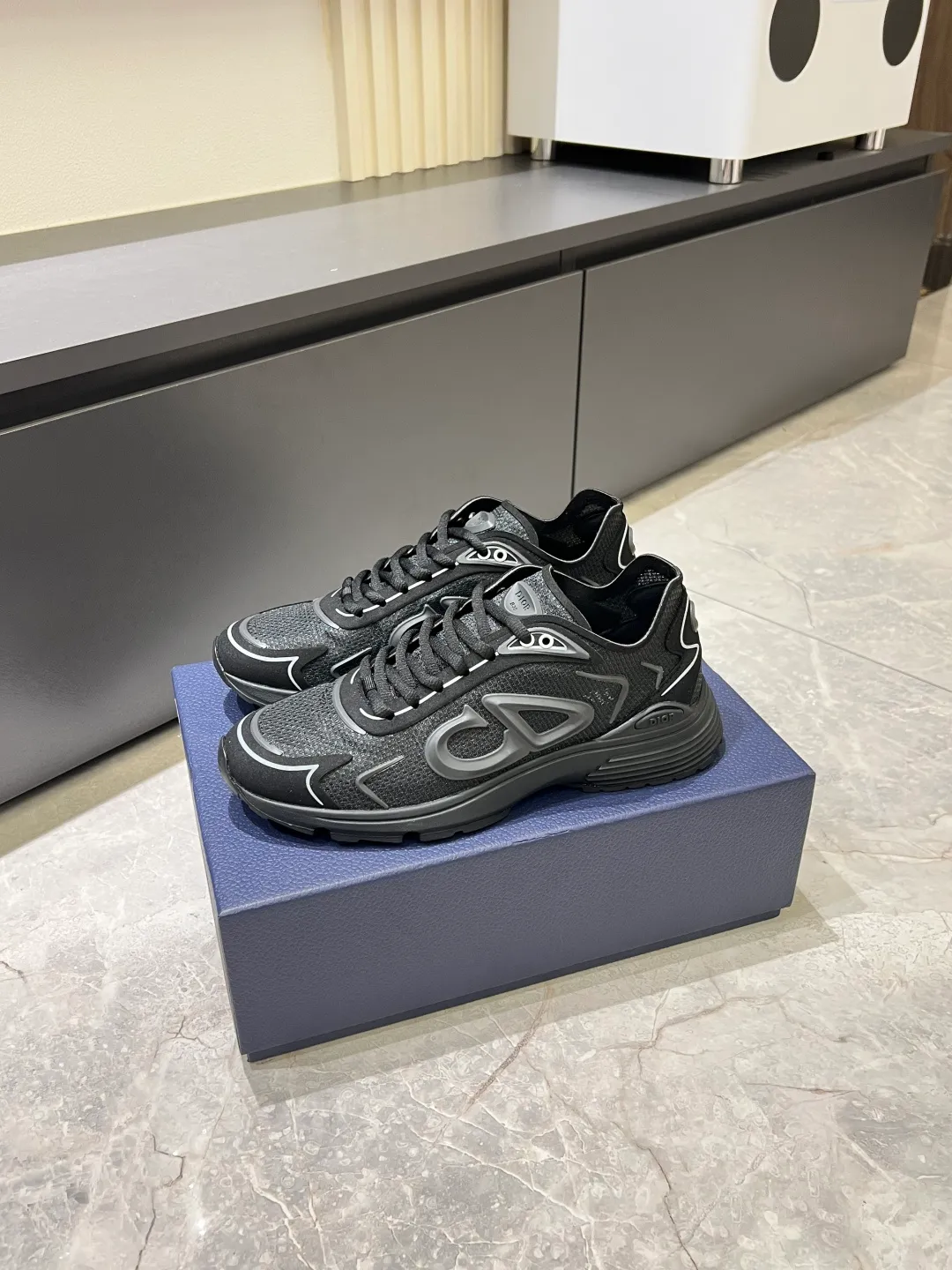 p500 Dior Dior's latest B30 Countdown sneaker. This B30 Countdown technical training shoe is new for spring 2026. Its sporty design perfectly combines fashion elements with technical performance. Its design is inspired by modern running. There are also Dior B30 and CD30 rubber logos on the tongue and back of the shoe. The sculpted sole that combines rubber and foam ensures flexibility and comfort. Various unique details also add to its color. Fabric technical fabric and technical mesh lining Industrial fabric and industrial mesh CD30 rubber logo on sides and rear Dior B30 rubber signature tongue Low-top style lace-up closure Ultra-lightweight rubber blend and brown foam sole Welded construction with gray detailing and Dior, CD30 and B30 logos Size: 38-44!